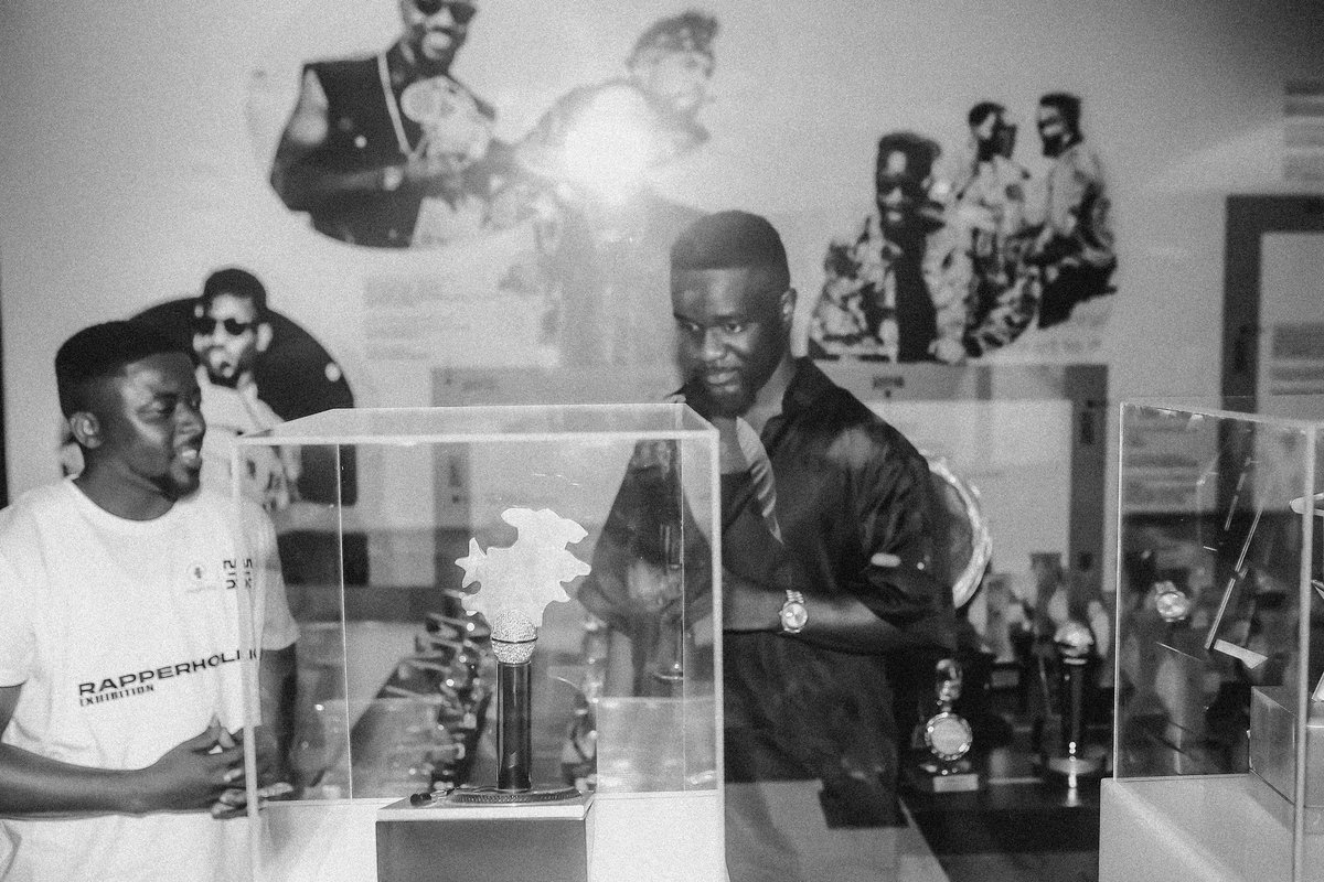 sarkodie's tweet photo. Yesterday @Eagleplug_ x The Mix hosted a private viewing for me and a few people to experience the #RapperholicExhibition Loved it !!! Got a bit emotional. Thanks to the Almighty and SarkNation!! The exhibition is officially opened to the public from tomorrow 11th December till the 16th of December… Come through and be inspired 🙏🏿🙏🏿