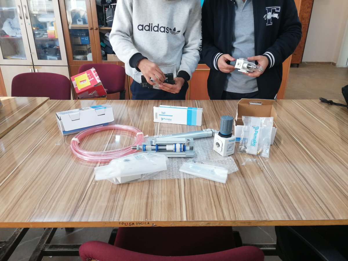 Siirt_MTAL's tweet photo. Okulumuz Elektrik/Elektronik Teknolojisi alanına yaptıkları çeşitli Pnömatik malzemeleri yardımından dolayı, 
Pemaks Ege Bölge Müdürü sayın Metincan Mol Beye ve Pemaks Firmasına Sonsuz teşekkürlerimizi sunuyoruz.

#pnömatik #pemaks #valf #otomasyon #technology #mesleklisesi https://t.co/G6SFzRdd3D