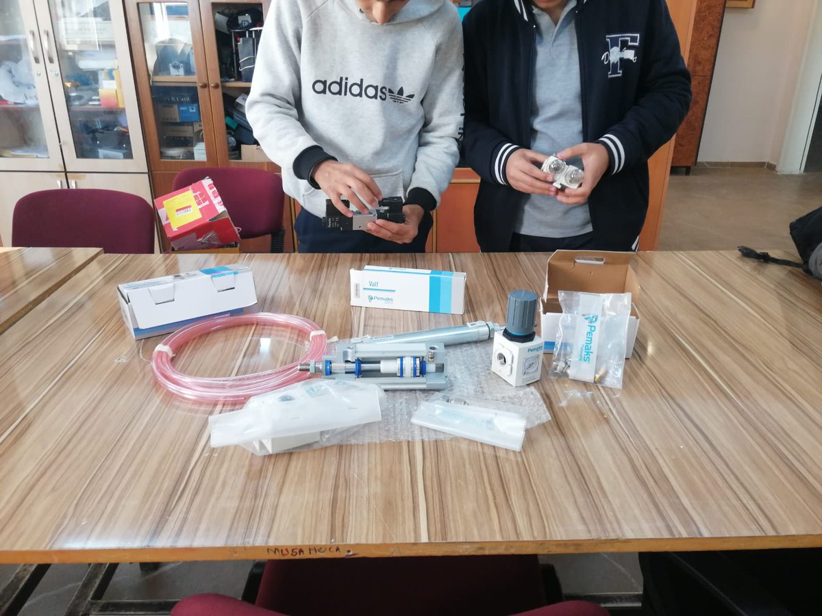 Siirt_MTAL's tweet photo. Okulumuz Elektrik/Elektronik Teknolojisi alanına yaptıkları çeşitli Pnömatik malzemeleri yardımından dolayı, 
Pemaks Ege Bölge Müdürü sayın Metincan Mol Beye ve Pemaks Firmasına Sonsuz teşekkürlerimizi sunuyoruz.

#pnömatik #pemaks #valf #otomasyon #technology #mesleklisesi https://t.co/G6SFzRdd3D
