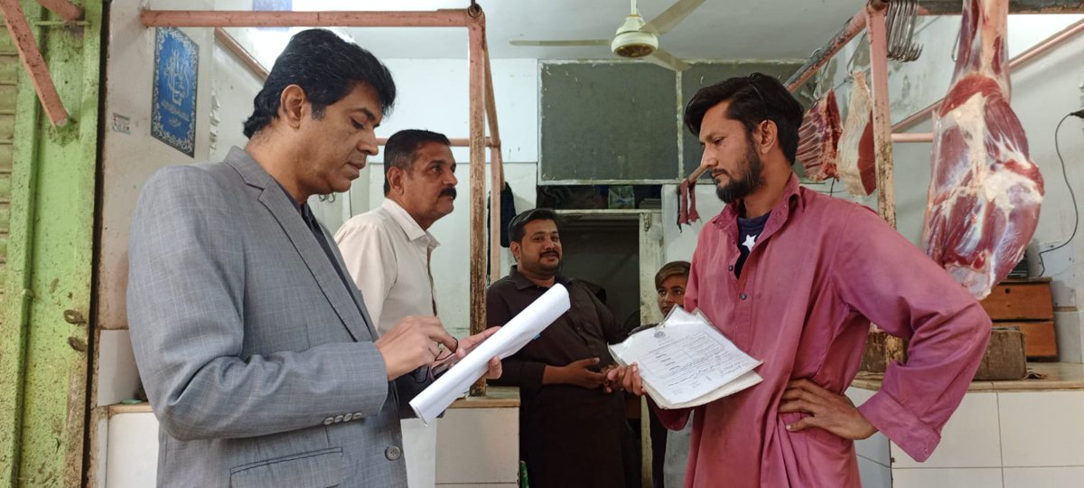 DCKarachiEast9's tweet photo. Price Checking action conducted by Assistant Commissioner Gulshan-e-Iqbal imposed fines on vendors who were selling commodities at exorbitant rates.
#AssistantCommissioner #DCEast #meat #fine #fair #rates https://t.co/1vl2StgZzm
