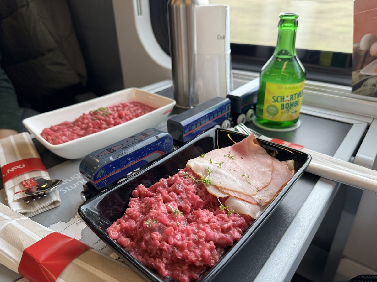 fuchur's tweet photo. Erste Etappe mit dem @unsereOEBB Railjet von Wien nach Innsbruck im @_DiningCar bevor es dann weiter mit dem #nightjet nach Hamburg geht. Es gab köstliches Rote Rüben Gersotto. Mahlzeit! #nightjetnewgeneration #railjet #nighttrain #nachtzug #bahnliebe #schaumalraus #speisewagen https://t.co/t1s86qIoZ5