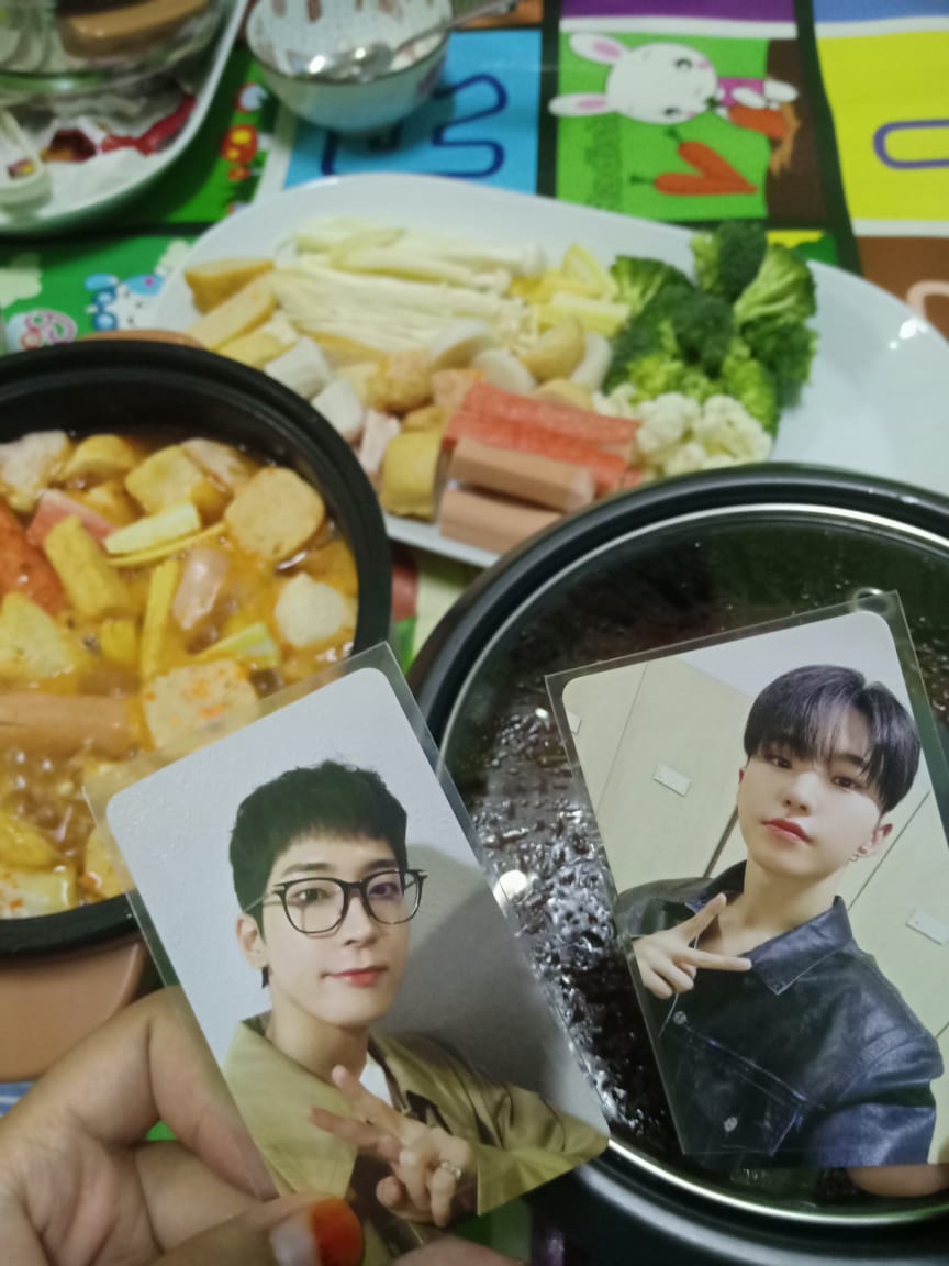 ct_dja's tweet image. Kito main masak-masak dengan abe abe harini, tiru abe ateez punya post sksksks

@ATEEZofficial #AteezStyle