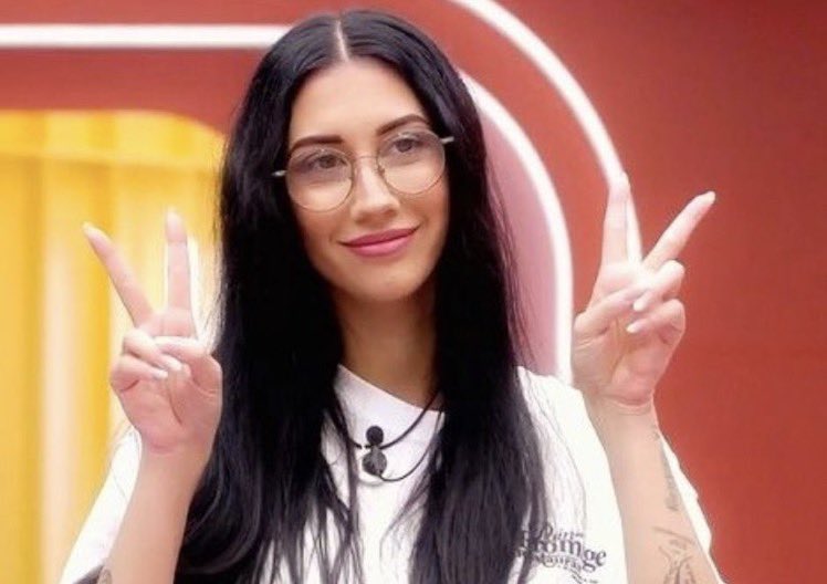 Starxisabril's tweet image. Venga esos votitos a Naomi.  #GHVIP10D