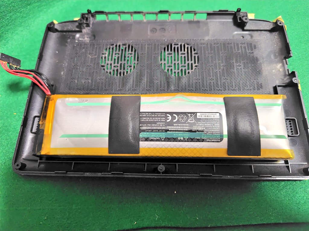 iMAKOPi's tweet photo. GPDWINMAXの裏蓋を開けたところバッテリーがパンパンに膨れていました。これ部品交換で治るのかな…
#GPDWIN https://t.co/LUlDgwkRCx