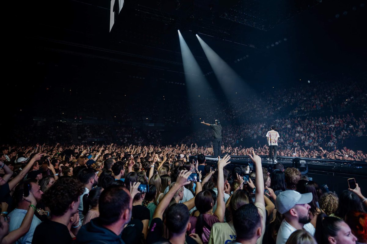 Thomaaaaaaas__'s tweet photo. « Ça m'fait plus vraiment rêver d'être le plus cool, les plus stylés d'mon lycée se sont fondus dans la foule » 

Le bonheur qui se dégage des photos de la tournée de @bigfloetoli est incroyable ✨📸 https://t.co/I1ayV2YKDu