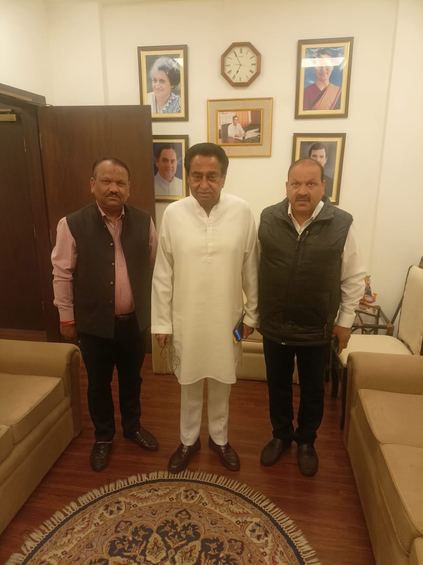 आज भोपाल में मध्य प्रदेश के पूर्व मुख्यमंत्री व कांग्रेस कमेटी के प्रदेश अध्यक्ष श्री कमलनाथ जी से शिष्टाचार भेंट कर कई विषयों पर चर्चा की।

#drsatishsinghsikarwar #satishsinghsikarwar #gwalior #gwalioreast #inc #congress #kamalnath