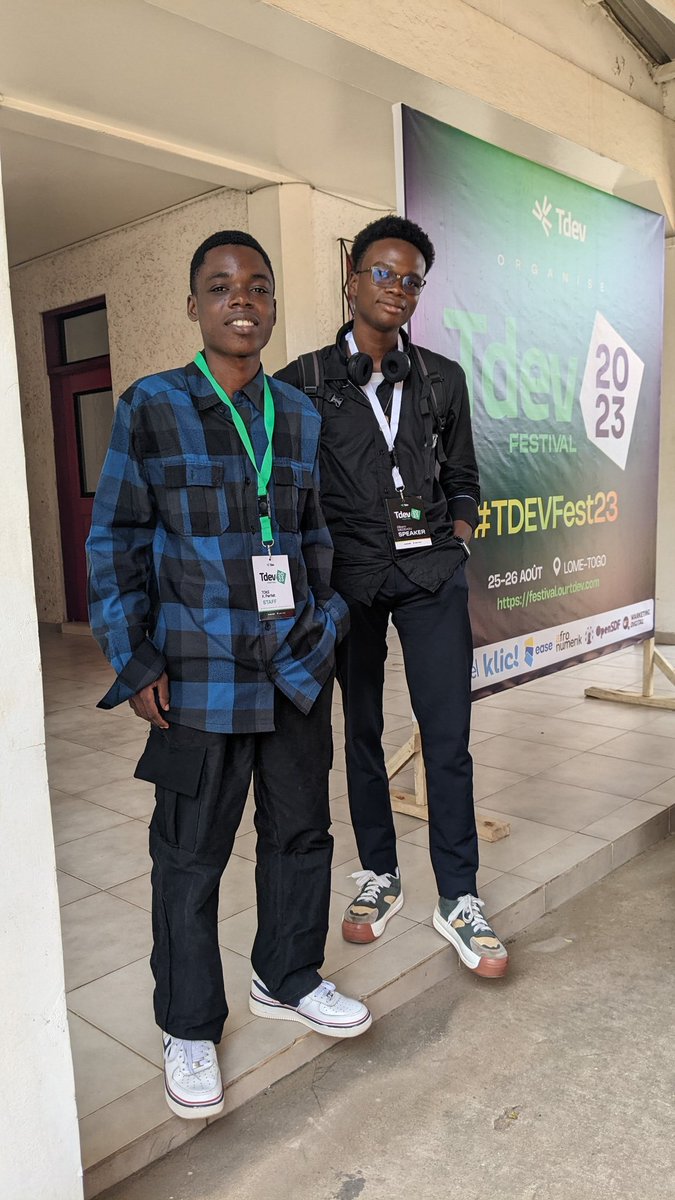 docteur_parfait's tweet photo. Au #tdevfest l'homme a rencontré son prof @juniormedehou_ https://t.co/JVMMvmDNve