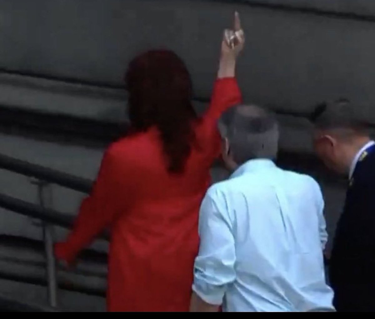 KarinaGarciaOK's tweet photo. Cristina , no esperábamos menos de vos, obscena, maleducada, ordinaria. resumiste en un sólo gesto lo que vivimos los argentinos los últimos años. Una despedida a medida de una ex Vicepresidenta condenada. https://t.co/B0KPEJsPSf
