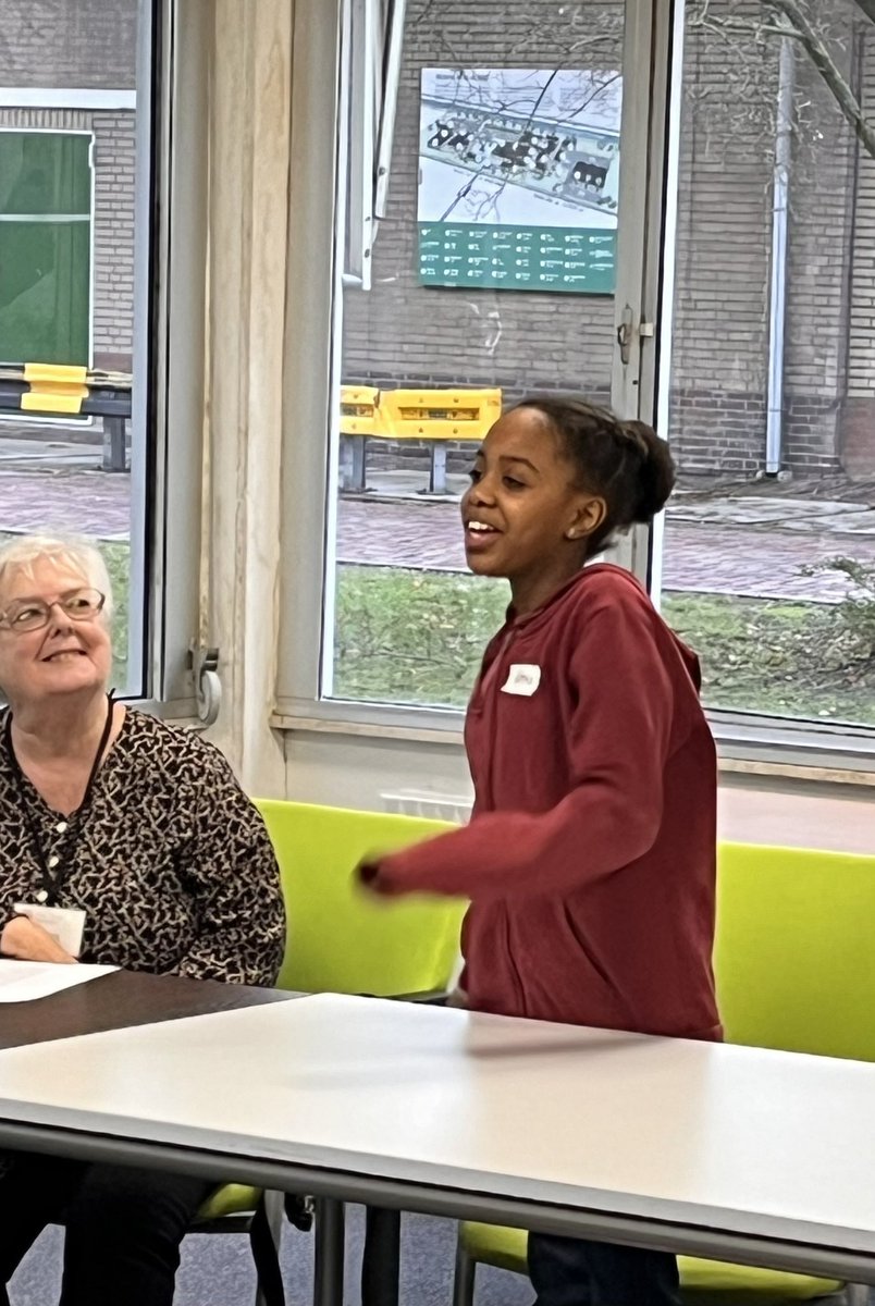 Vandaag begonnen met nieuw thema: mens, zorg &amp; dier. <a href="/MarLo3103/">Marrella Looijen</a> is kindercoach en vertelde over haar beroep. Zij coacht niet alleen maar samen met haar hond Gijs. 
Na de pauze kwam Florentijn Bos, hij werkt als stemacteur. Het was een leerzame middag! 
#leerzaam #weekenschool