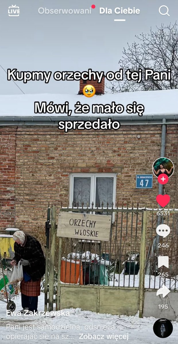 shysheerio's tweet photo. Może ktoś z was ma blisko do tej Pani? Sprzedaje orzechy.. Serce mi pęka jak widzę coś takiego https://t.co/KQxKSHuarU