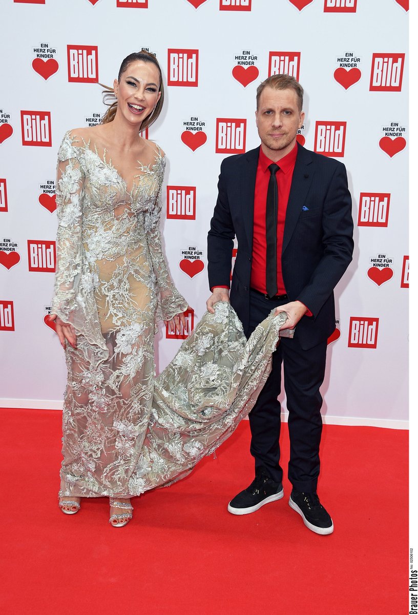 Promis für den guten Zweck... Spendengala "Ein Herz für Kinder" ♥️ - alle Fotos vom Red Carpet gibt es hier: 
leadersnet.de/foto-galerie/2…
 © BrauerPhotos / F.Seidel