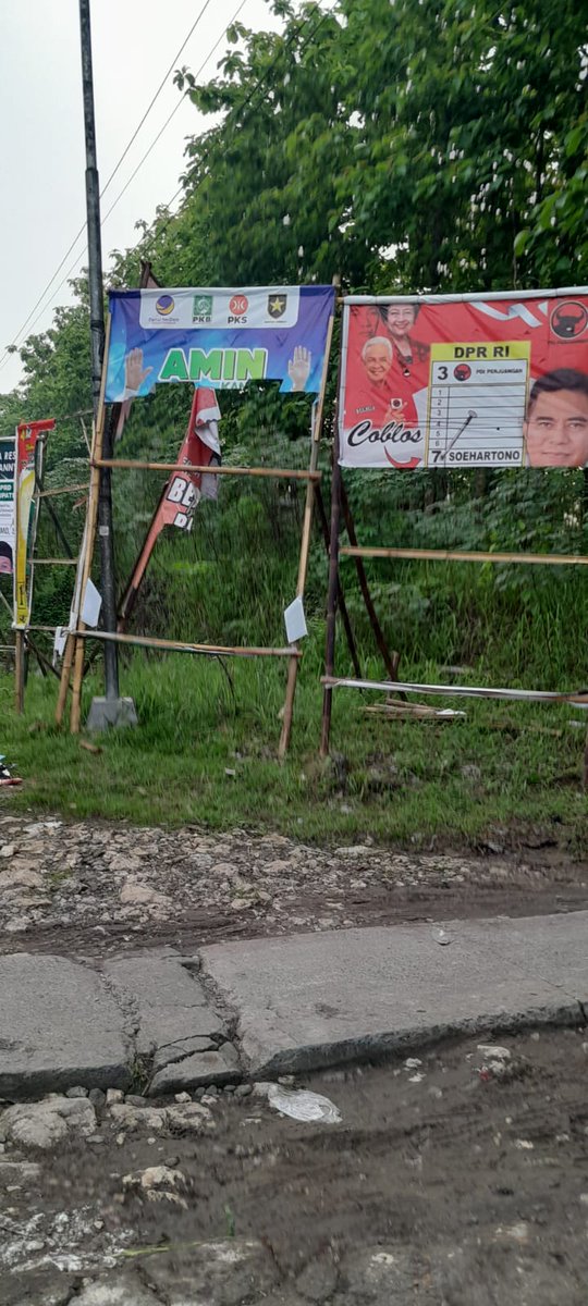 Ga perlu banyak baliho.
Cukup photoin yg disobek, lalu upload ke sosmed maka jadi rame 😃