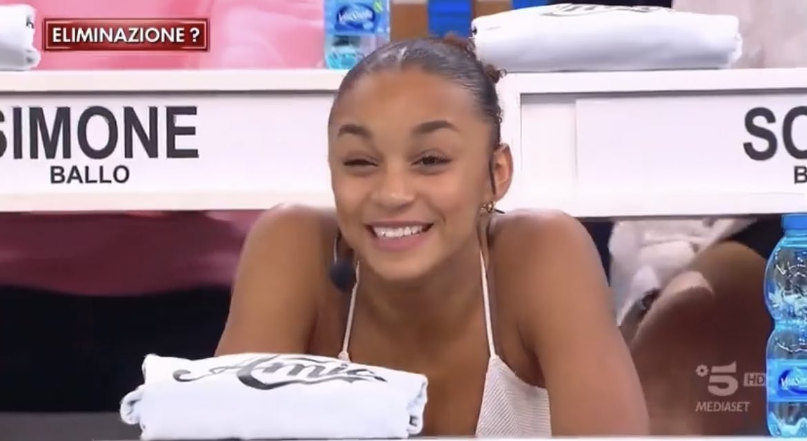 “Quando si fa l’amore sotto la luna… Mari!”
Lui è proprio innamorato perso #amici23 #petisol