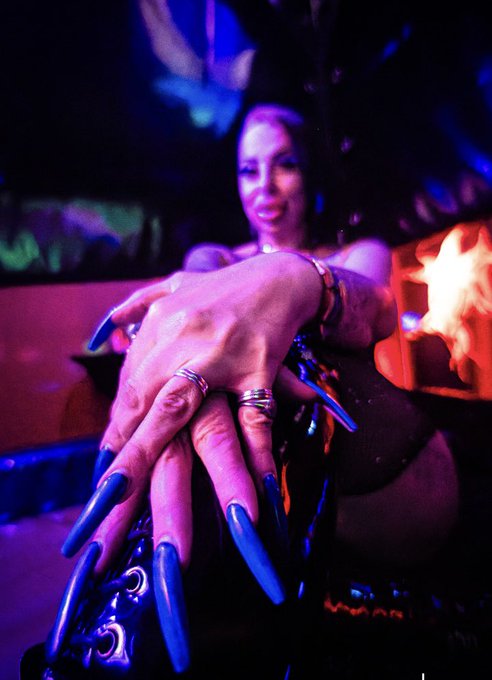 Ort der S&uuml;nde! Morgen Abend, um 21:30 Uhr! Beichte mir alles! @duunu_tv https://t.co/cDdJigea8M<a href="/tag/wednesday"class="tags"><span>#wednesday</span></a><a href="/tag/tights"class="tags"><span>#tights</span></a><a href="/tag/dressoftheday"class="tags"><span>#dressoftheday</span></a><a href="/tag/collared"class="tags"><span>#collared</span></a>