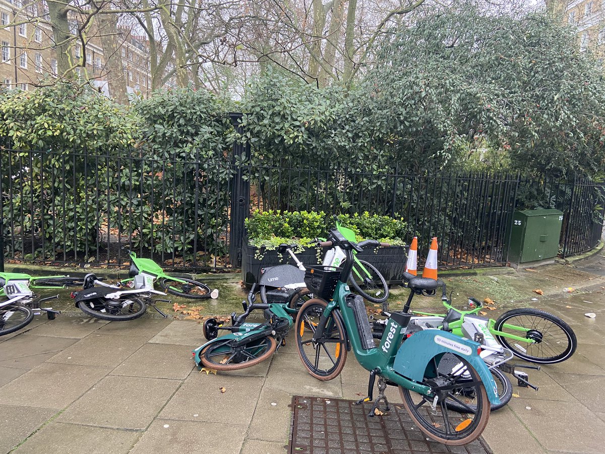 MaryleboneMums's tweet photo. North side of Bryanston square today. So the black bins that created a mess now replaced by these bikes dumped by operators and users. Time to take action @PDimoldenberg it can’t go on like this. @barbararesearch @MaryleboneAssoc https://t.co/MNkfHT79Wf