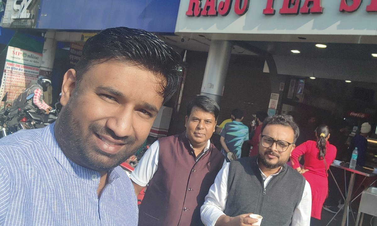 MohdWaseemINC's tweet photo. अल्पसंख्यक विभाग के मध्य प्रदेश की सोशल मीडिया टीम के विस्तार के लिए भोपाल पहुंचे माइनॉरिटी विभाग के राष्ट्रीय संयोजक @NazarFaridiIND के साथ चाय पर चर्चा.
मध्य प्रदेश में सोशल मीडिया टीम के विस्तार के लिए सार्थक चर्चा हुई. इस चर्चा में @NaimSir एवं अन्य कार्यकर्ता भी मौजूद रहे. https://t.co/kjOOVIP6f5