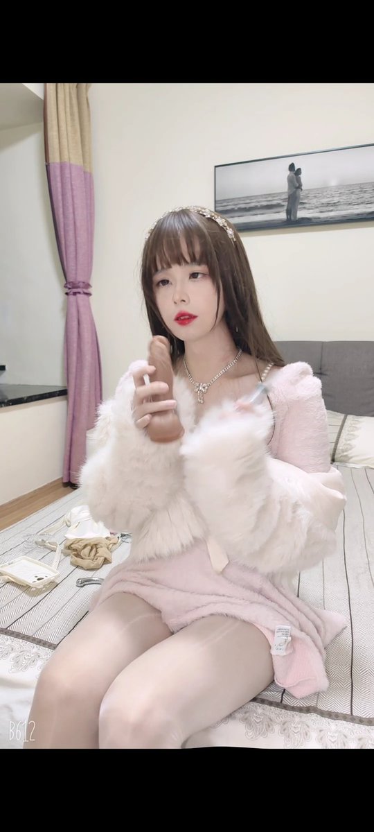 “这是以前…啊❤️不行，不能再做了……”  “身体好热啊，如果只是抵住后面稍微蹭蹭应该没问题吧❤️……”翻到很久以前的玩具，露出仿佛磕药般迷离表情的洛洛，开始失去理智脑子渐渐融化了。

（录像截屏，发现这不是深闺怨妇欲求不满的样子吗？这剧情好像在哪看过🤦）
#男の娘 #女装 #雌堕 #ahegao #白丝