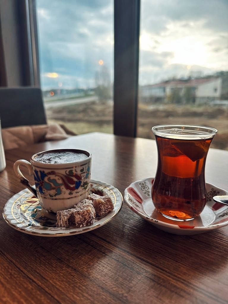 Sade Türk kahvesi / Limonlu çay
 Ben / Eşim