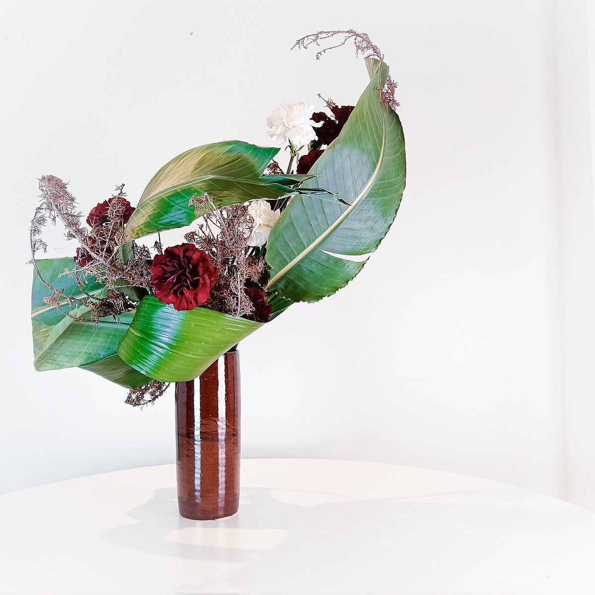 TuijaNyr's tweet photo. Äänestä inhokkiasi, voita hyväksyttävä syy olla poissa Jämsänkosken seuraavasta ikebana-päivästä! Ehdokas nro 1: Kuivaa katajaa ( Juniperus ), neilikoita ( Dianthus ), Aspidistraa ja Strelitzian lehtiä. 
#sogetsu #ikebana #jämsä https://t.co/MwYBE6luZQ
