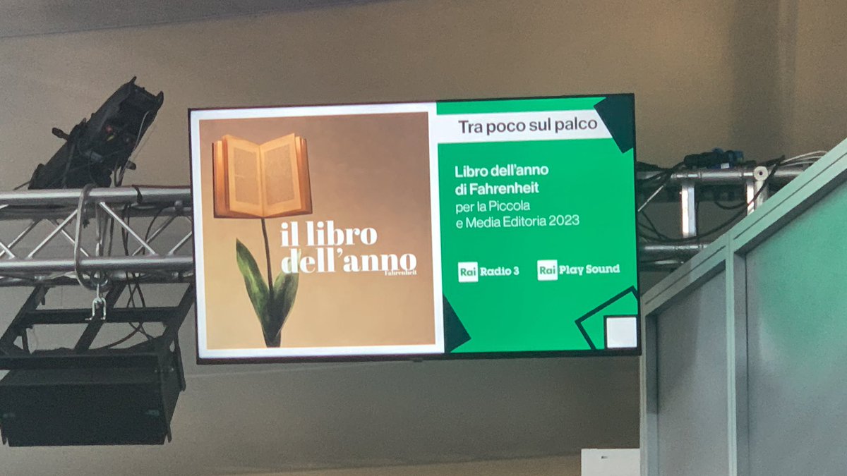 VentagliP's tweet photo. Per me non è #plpl2023 senza @LaLipperini ❤️
Intravista poco fa nello spazio Rai di @piulibri23
Tra poco a @Radio3tweet #Fahrenheit sarà annunciato il #LibroDellAnno
#LeggendeSuburbane su #VentagliDiParole https://t.co/HU3kwTbp3M
