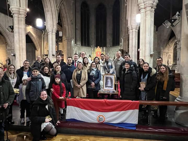 elnacionalpy's tweet photo. EMOTIVO | 🇵🇾🇮🇪

🔹La comunidad paraguaya en Irlanda vivió unos días emotivos con el recorrido de la imagen de la Virgen Peregrina de Caacupé, la cual recorrió las casas de nuestros compatriotas. También se realizó una gran misa.

🔹El número de paraguayos, sobre todo jóvenes y calificados, que se va del país, sigue creciendo. Emigran buscando oportunidades laborales, mejores salarios o simplemente una mejor calidad de vida para ellos y sus hijos. Irlanda es uno de los destinos actuales de mayor crecimiento en el número de migrantes paraguayos.

#ElNacional