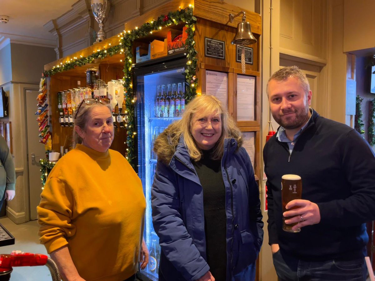 samhollanduk's tweet photo. ๐บ Great Rainham welcome for @Councillorsuzie who speaks for so many who are tired of Mayor Khan and Labour and want a fresh start.
She pours a good pint too!
#FreshStartForDagenhamAndRainham
#FreshStartForLondon
#SaferWithSusan https://t.co/JOGLKKJuLu