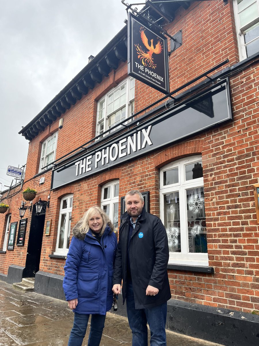samhollanduk's tweet photo. ๐บ Great Rainham welcome for @Councillorsuzie who speaks for so many who are tired of Mayor Khan and Labour and want a fresh start.
She pours a good pint too!
#FreshStartForDagenhamAndRainham
#FreshStartForLondon
#SaferWithSusan https://t.co/JOGLKKJuLu