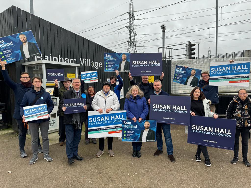 samhollanduk's tweet photo. ๐บ Great Rainham welcome for @Councillorsuzie who speaks for so many who are tired of Mayor Khan and Labour and want a fresh start.
She pours a good pint too!
#FreshStartForDagenhamAndRainham
#FreshStartForLondon
#SaferWithSusan https://t.co/JOGLKKJuLu