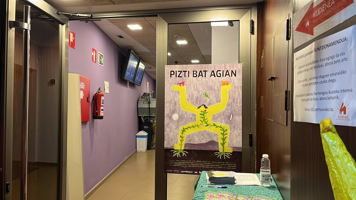 malutafilms's tweet photo. Mila esker @topagunea @durangokoazoka Irudienean #piztibatagian hartzeagatik. Oso pozik harrerarekin eta proiekzio osteko solasaldiagatik. #azaroafilms @malutafilms @OlatzGAbrisketa eta #Ainhoagutierrez zuzendariak. https://t.co/ppQoe2j8Jj
