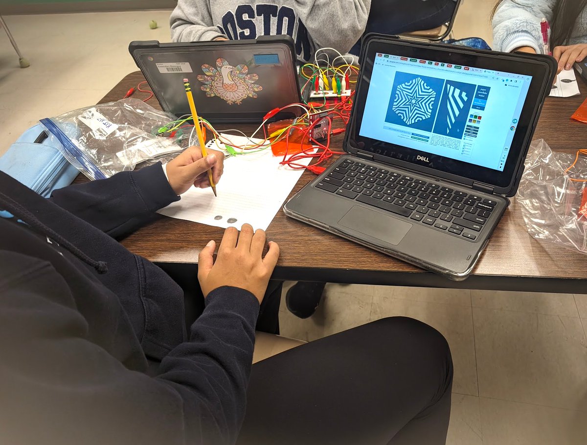 CCSSparkLab's tweet photo. 8th Grade Spark Club @MBPollard making digital ❄️snowflakes❄️ with our own winter themed graphite controllers & Makey Makey kits... Sshhh, are we allowed to have this much fun? 🔥 #CCSSparkLab
@WeAreSparkNC @OneChatham 🔥 https://t.co/1vQiWSAPLr