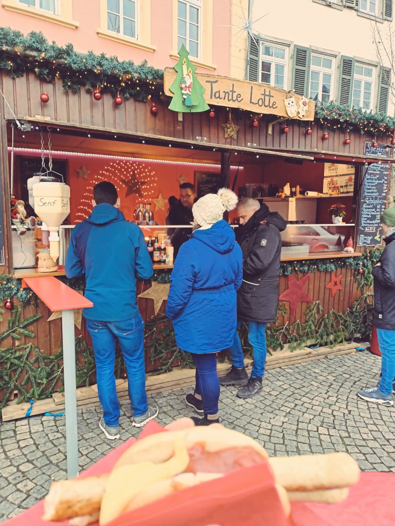 JoGoebel's tweet photo. Gerade vom Vorortttermin in #Bretten #Bauerbach für die #BNN zurück und noch schnell ne Stärkung auf dem Brettner Weihnachtsmarkt - badische Kräuterwurst 🫶. https://t.co/4PpwINn7Uy