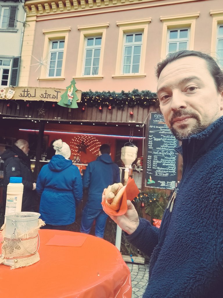 JoGoebel's tweet photo. Gerade vom Vorortttermin in #Bretten #Bauerbach für die #BNN zurück und noch schnell ne Stärkung auf dem Brettner Weihnachtsmarkt - badische Kräuterwurst 🫶. https://t.co/4PpwINn7Uy