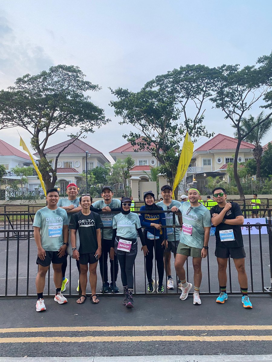 trs ya aq td tuh pas finish disodorin bendera <a href="/DeltaRunnersSda/">IndoRunners Sidoarjo</a> ama tmn2 yg cheering. Tp aq ga mau, masa finish 5K pake selebrasi bw bendera segala. Bisa2 dijuludin org se surabaya nantik 😮‍💨