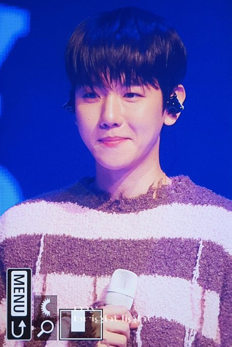 qtpiebyunbaek's tweet photo. Baekhyun appeared at Colde's concert but some people in the audience didn't know he was coming so it was a surprise!!

"Heol, Baekhyun?"

"Wow it's the first time I'm seeing an idol, he's handsome!"

"Baekhyun? Is that Ezreal? Wow he sings really well!"

#BAEKHYUN @B_Hundred_hyun https://t.co/ybmVyifmnK