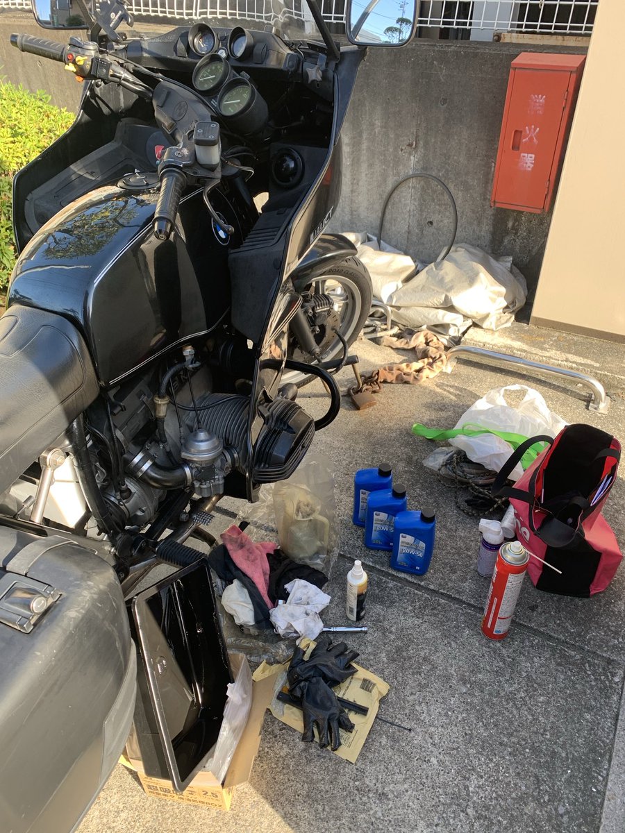 xTq7guTWQqEsbIZ's tweet photo. #R100RT  午前中は大黒PAまでお散歩。午後からオイル交換。前回からおよそ2,000K m走行。それとパニヤのヒンジも割れてしまったので交換した。市街地を通勤してるから、早目にオイル交換が必要だ。  #メンテナンス　#備忘録 https://t.co/xAnFMMIHmG