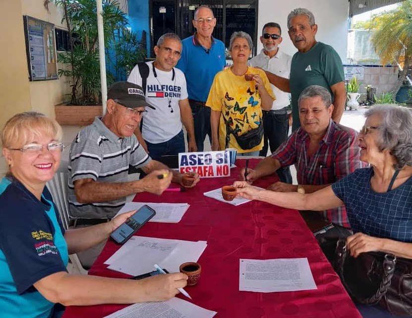 SYegres's tweet photo. En Asamblea abierta,los ciudadanos ratificamos la decisión de hacernos respetar de un Alcalde voraz,un empresario avaricioso y unos Concejales genuflexos. Violan leyes. La nueva Ordenanza del Aseo Urbano es un monumento a la barbarie;asfixia empresarios y a las familias de Caroni https://t.co/p7H14xIWCb