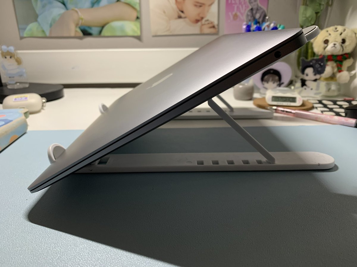 neobluerabbite's tweet photo. ส่งต่อที่ตั้งโน๊ตบุ้ค notebook macbook laptop stand 
ราคา 70฿ รวมส่ง✨ (ซื้อมา 120฿)
.
✅สภาพดี วัสดุพลาสติก ปรับได้หลาย���ะดับ รับน้ำหนักได้ดี ไม่โคลงเคลง #ที่ตั้งโน๊ตบุ้ค #ที่ตั้งnotebooke #laptopstand #ส่งต่อของ #notebook #อุปกรณ์เสริมmacbook #ตามหา https://t.co/Vt4jcQhscZ