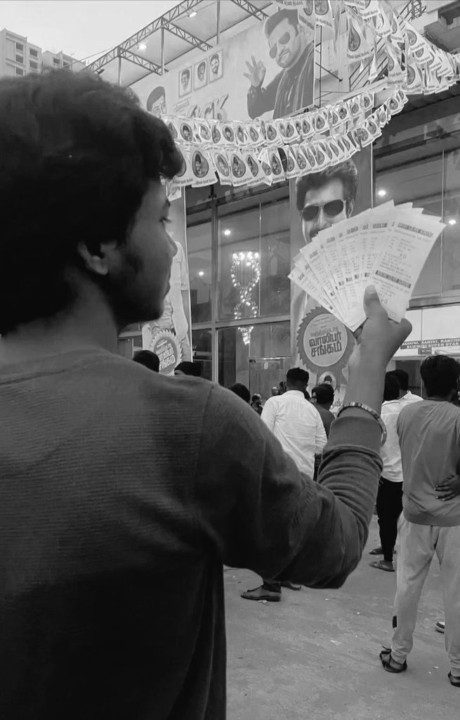 prinzsuryaa's tweet photo. @ShaluReddy25 #10YearsofVVS 😭🛐 https://t.co/xhmRVfLxsh