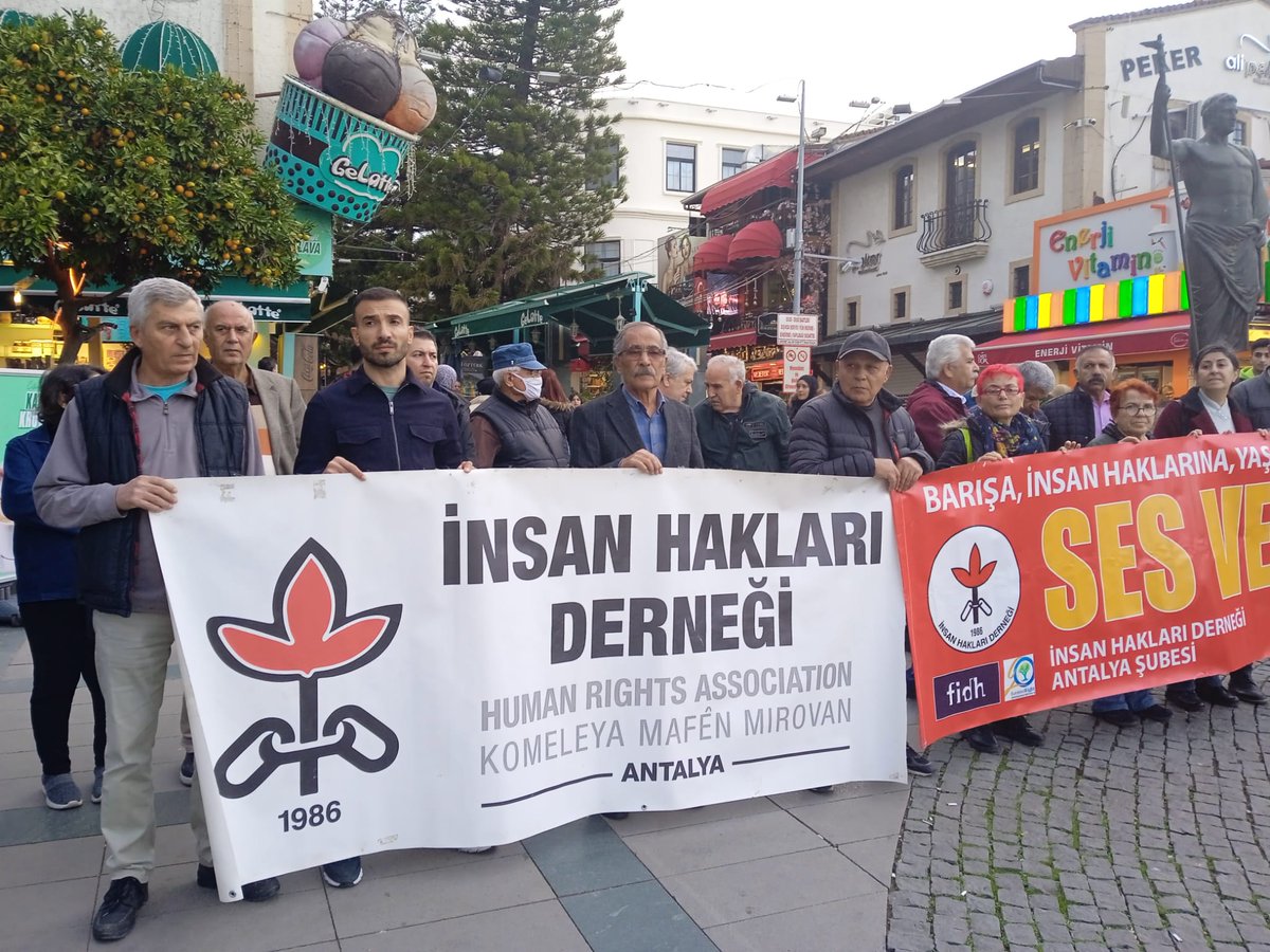 SykpAntalya's tweet photo. İnsan Hakları Derneği'nin 10 Aralık İnsan Hakları günü sebebiyle " Barışa, İnsan Haklarına, Yaşama Ses Ver!" Pankartı ile yapmış olduğu basın açıklamasına katılım sağladık. İnsan Hakları mücadelesine her daim omuz vermeye devam edeceğiz. #10aralıkinsanhaklarıgünü https://t.co/JmKpxH42PH