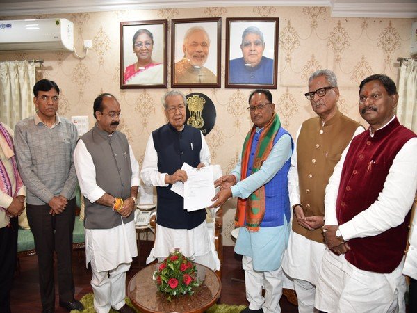 LokmatTimes_ngp's tweet photo. CM-designate #VishnuDeoSai meets #Chhattisgarh Governor; #stakes claim to form govt.
#ChhattisgarhCM
#ChhattisgarhElections2023
#NewCMs
#AssemblyElections2023
#ElectionResults https://t.co/nJZdGAhKeA