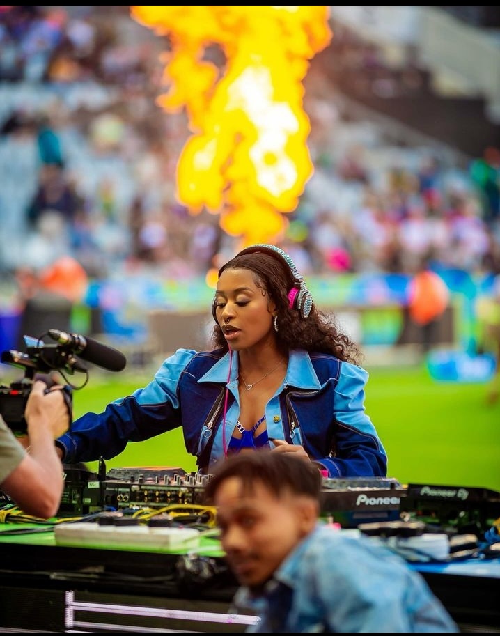 NthabisengSimp2's tweet photo. DJ Zinhle does her job well. π₯β€οΈβ€οΈ
#Simphiwe #Njilo #Drake #Sandton #Heyneighbour https://t.co/HrVkpSd9ZO