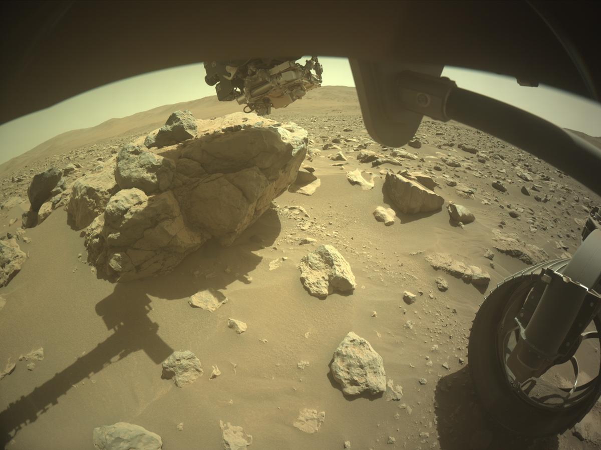 MarsMissionImgs's tweet photo. #PerseveranceRover image taken on #Sol859 at 1:41:08.481 PM with #FrontHazcam #Mars #NASA #Space https://t.co/OzMbS2k0gM