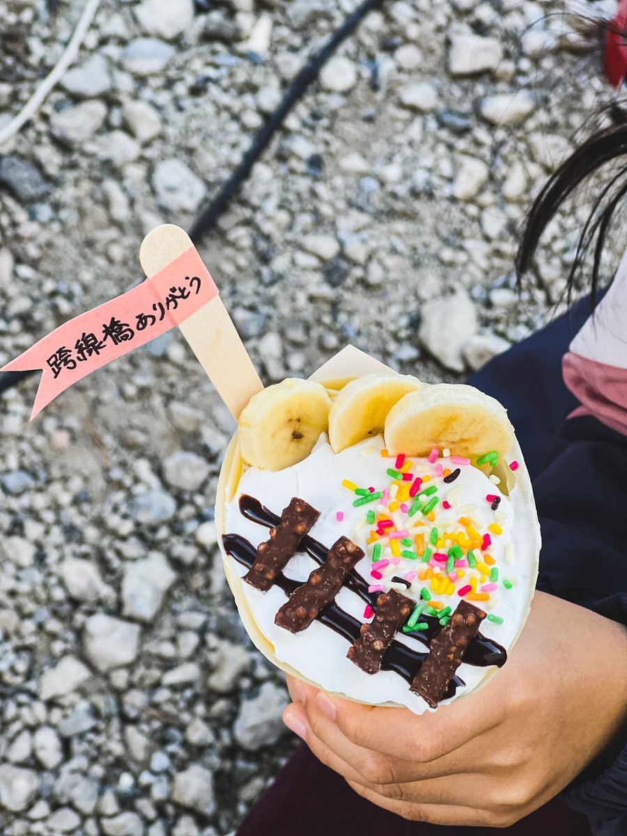 今日は撤去が決まった三鷹跨線橋へ。自由に通行できるのは本日までということで橋は来訪者で溢れていた。列車が通過するたびに惜別の警笛が響き、地元民としては格別の哀愁が込み上げる。空気が澄んでいると富士山が見えるスポットだが今日はシルエットのみだった。太宰治が愛した景色も今日で見納め。