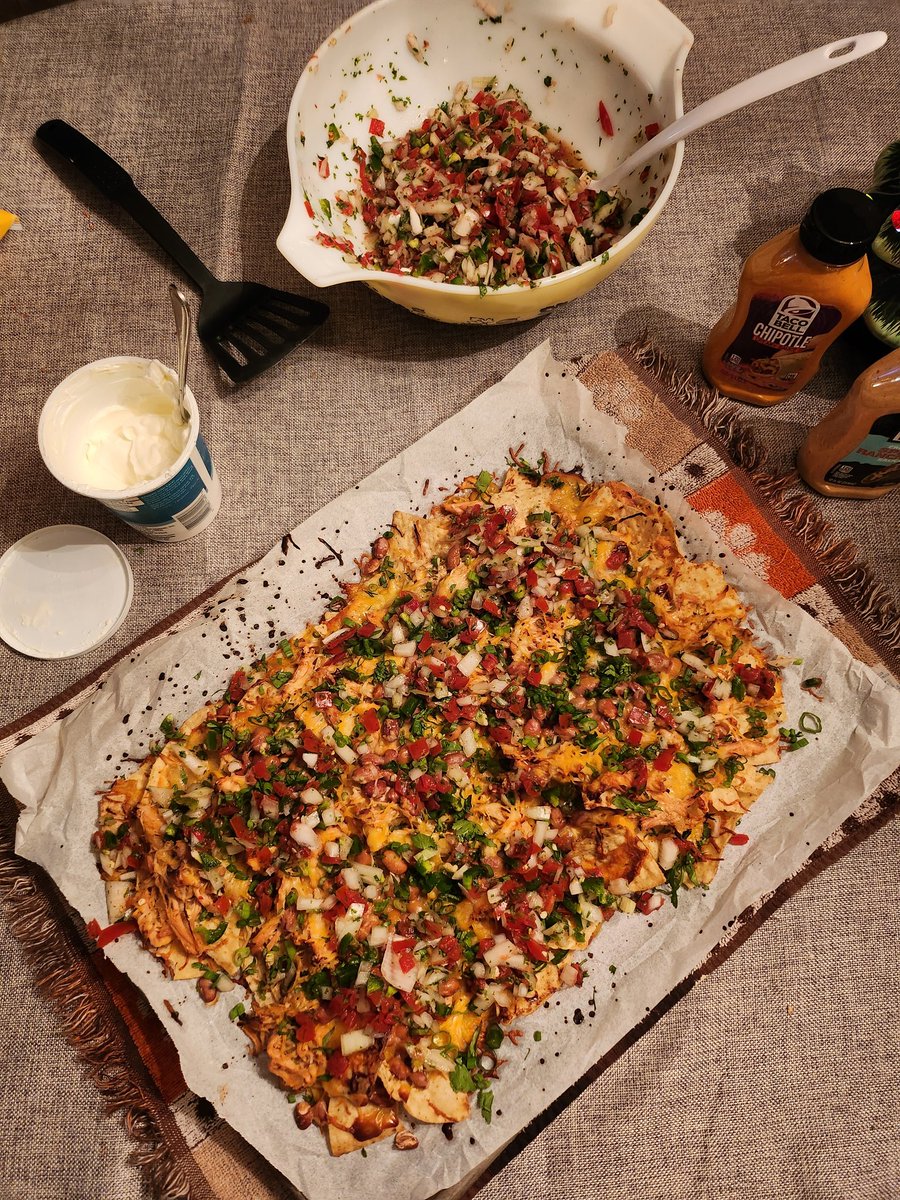 jimins_gemini's tweet photo. @sortedfood snacking along with slow cooked orange chicken nachos #snowwayout https://t.co/q5NAsmXy3M