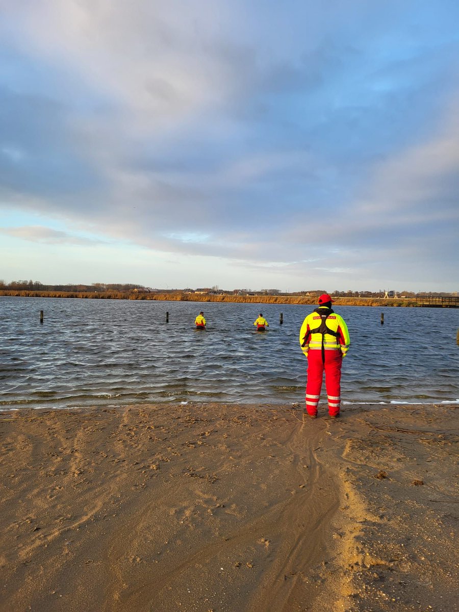 VlaardingseRB's tweet photo. Vanochtend een mooie inzet gedraaid tijdens de @devlaardingsedip van @ijskracht.
Doormiddel van rust en techniek trotseerden de deelnemers het koude water.
@eventemergencyresponseteam, bedankt voor de samenwerking! https://t.co/TTddqGku5w