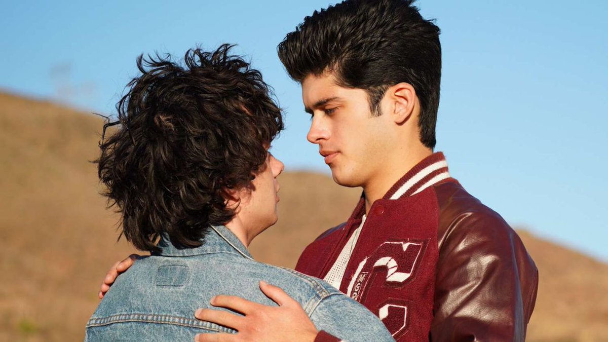 meioamargocine's tweet photo. Os Segredos do Universo por Aristóteles e Dante é um romance LGBT super fatalista. Aqui, a única salvação para jovens gay é encontrar um amor romântico e torcer para o mundo se tornar um lugar melhor em breve. Crítica: https://t.co/wgqfarmkC7
#LGBT #filmelgbt https://t.co/hAZ9iLsvDr