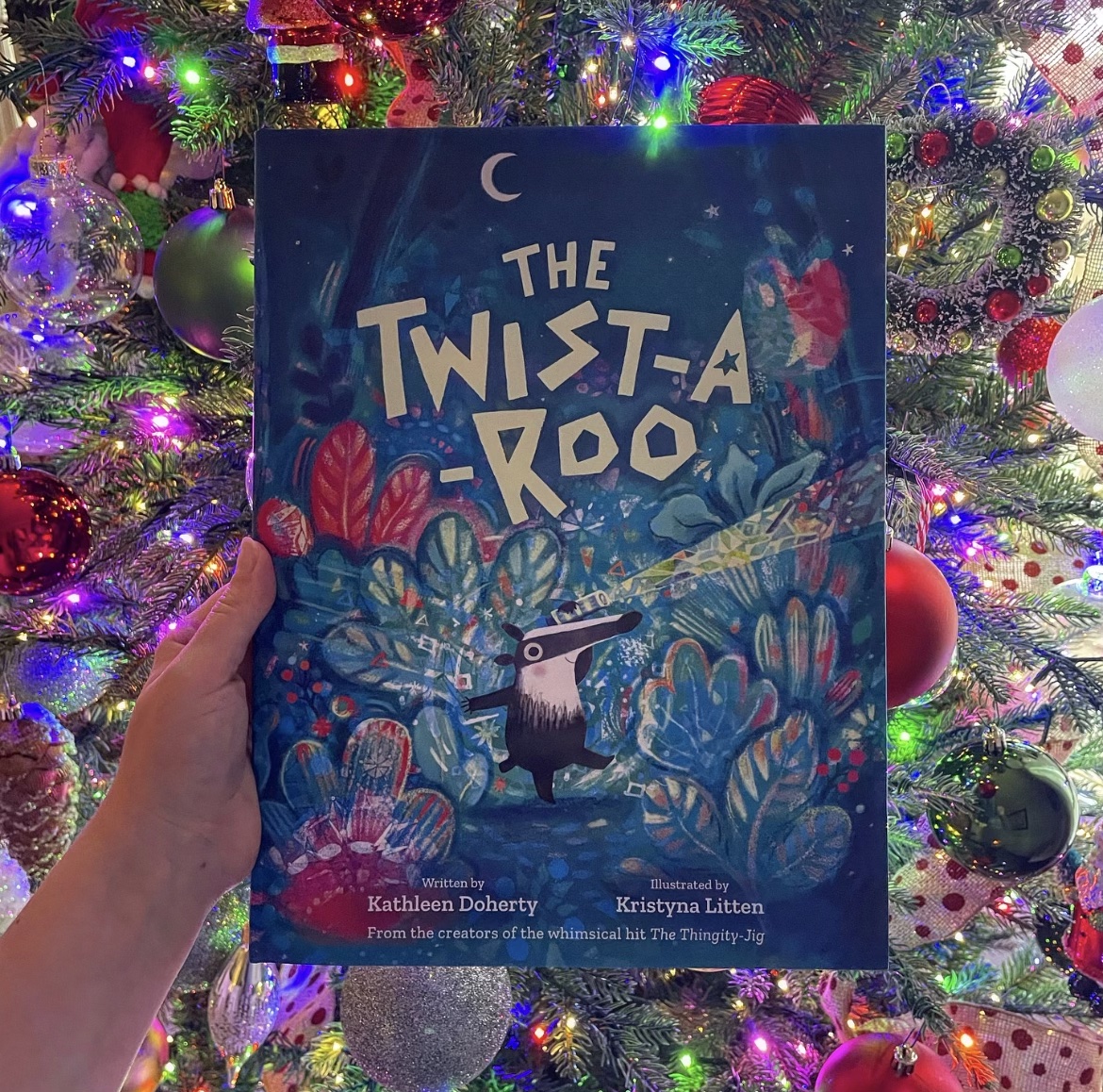 For the inventive young reader on your list, THE TWIST-A-ROO is the perfect gift this holiday season! Check out the rest of our holiday gift guide here: ow.ly/xYOO50QgNe7 @Doherty60 @KristynaLitten #kidlit