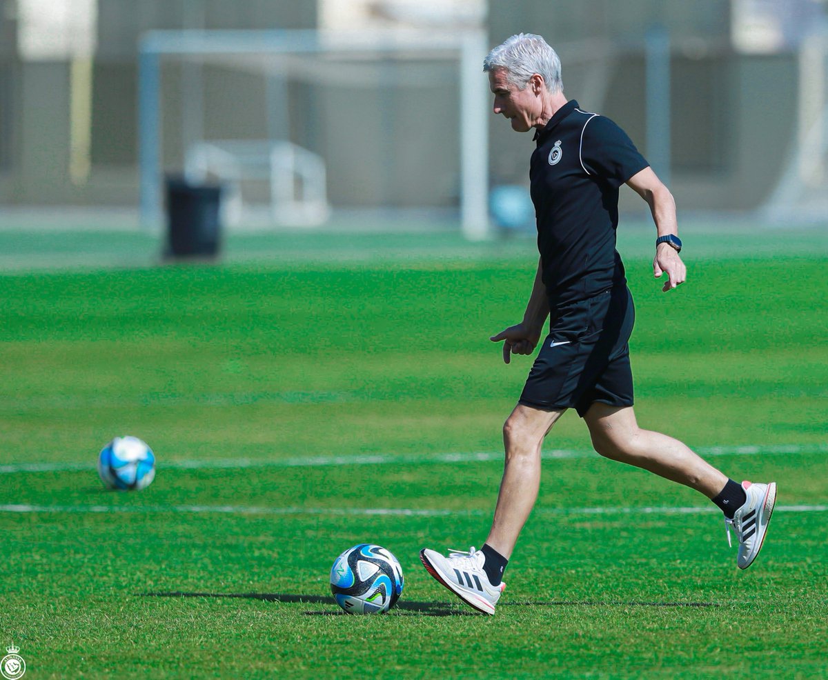 يبدو أن هناك من اشتـاق للعب كرة القدم 🤩