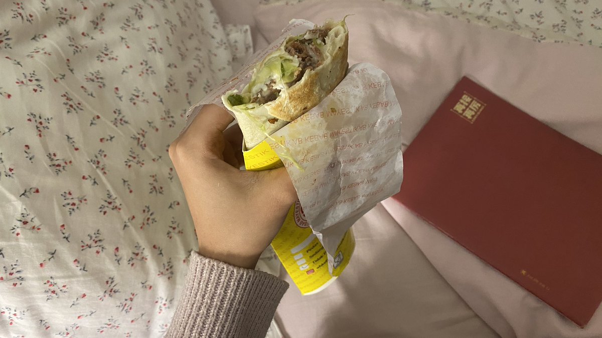 ilseashells's tweet image. — night ambience 🕯️💤🌟🎀
#digitaldiary #dailylife 
 
gn semua selamat istirahaatt!!💥 

SUMPAH AK mlz bgt besok senin.. masih sekolaah!!! ngapain coba knp ga libur aja yaa slesai PAS😵‍💫😵‍💫