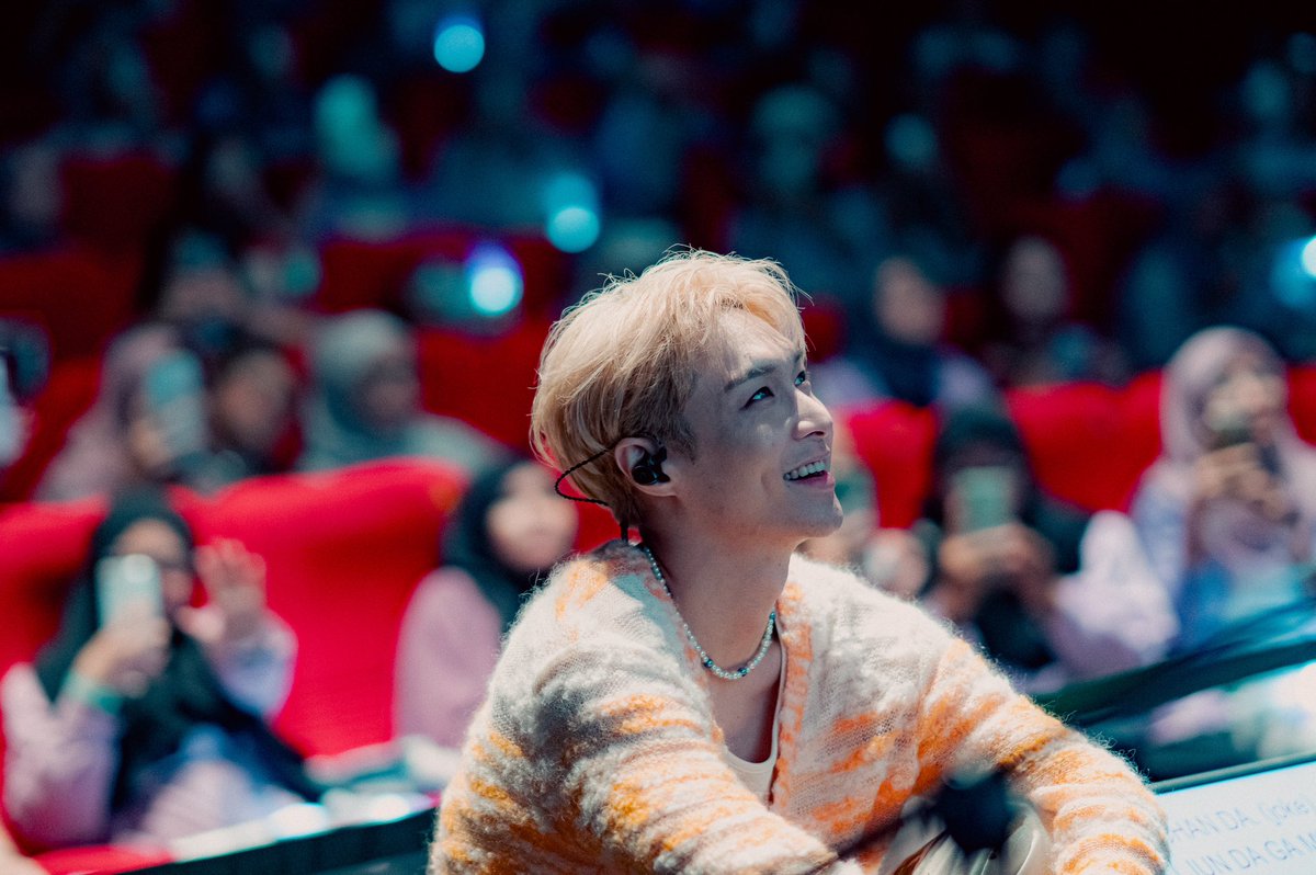XbackINA's tweet photo. DROP HASHTAG NOW 🔥🔥

1 akun = 7x reply

#LAY_ToNightShow
#LAY #张艺兴 #레이 #YIXING @layzhang @lay_studio https://t.co/2XgSfcQaG1